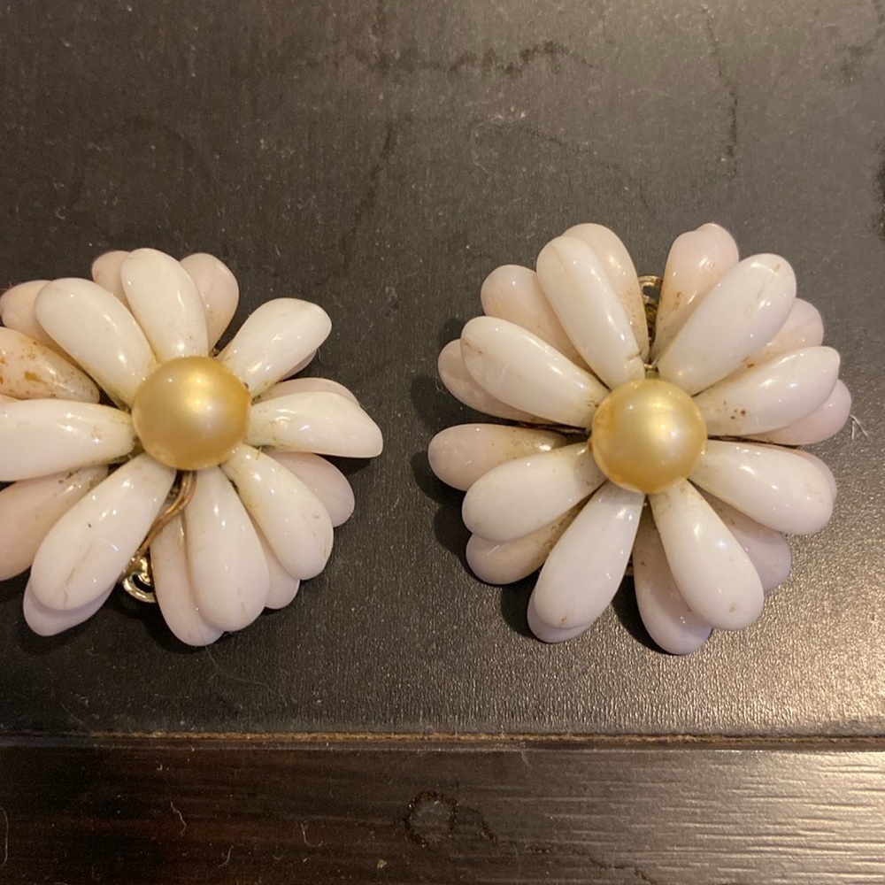 ALICE CAVINESS White Milkglass Daisy Clip Earrings